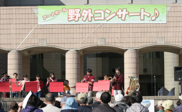 結成13年を迎えた翠嵐高校吹奏楽部卒業生を中心にした吹奏楽団によるコンサート