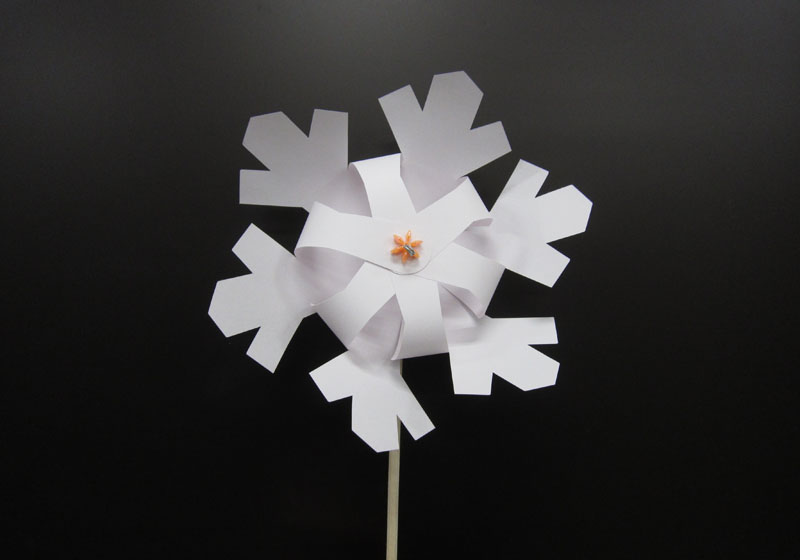 雪の結晶型をしたかざぐるまを作ろう。