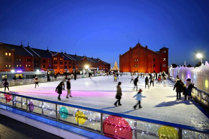 氷上のアート空間でアイススケートをお楽しみください。