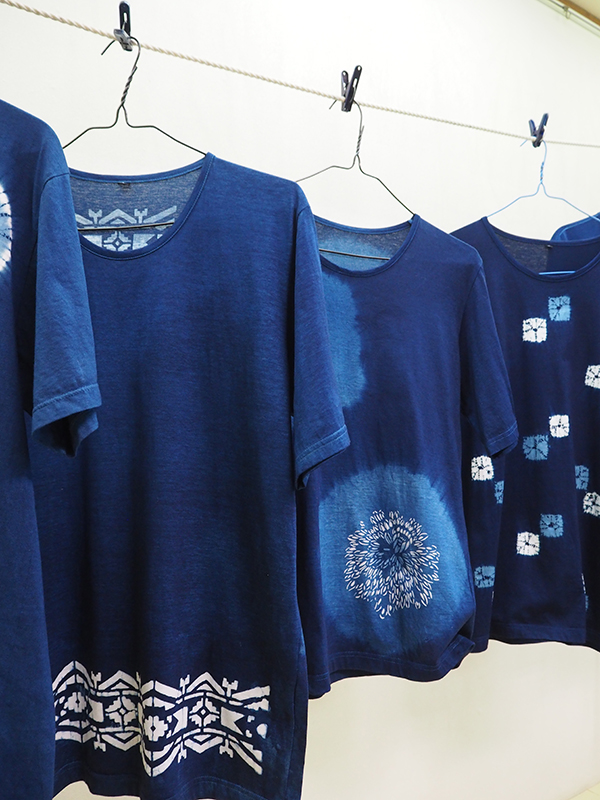 スタッフが色々な技法を使って染めた、多様なデザインの藍染めTシャツ作品を展示します。