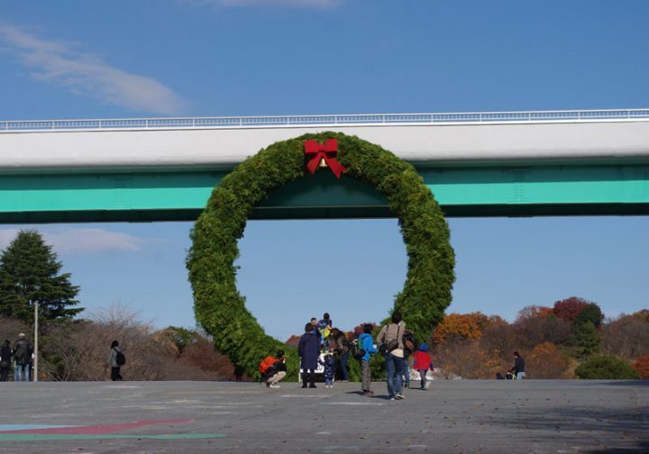 Let's take a commemorative photo with a large jumbo wreath with a diameter of 7.5m under the overpass at the main entrance!