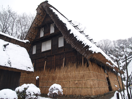 家を雪から守るために古くから雪国で行われていた伝統的な雪囲いを再現します。