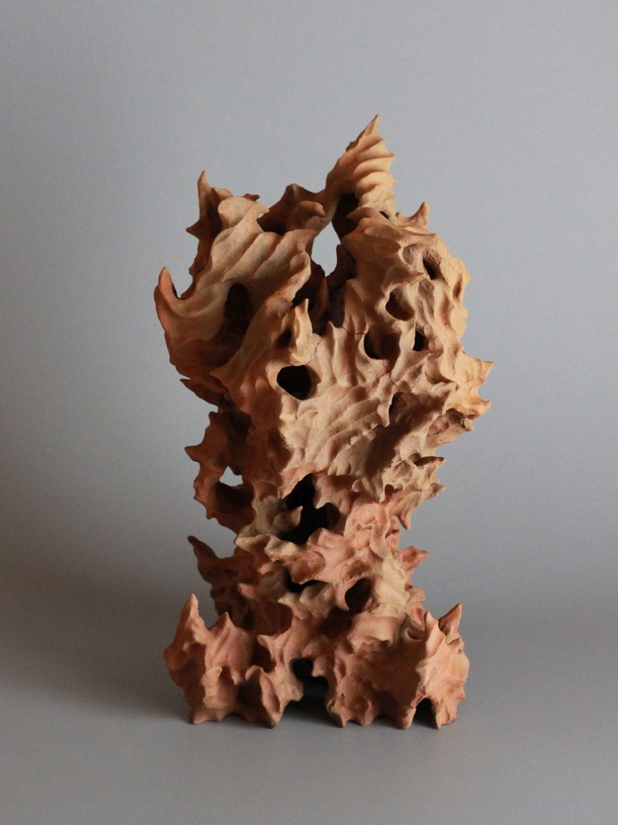 縄文土器から想を得て、陶の原初的な焼成法である野焼きにより制作した作品を、新作を含めて展示します。