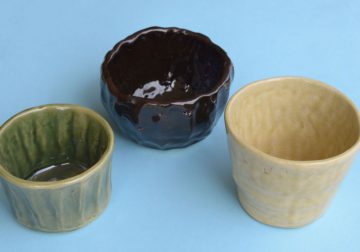 陶芸の技法ヒモ作りで粘土をヒモ状に伸ばし重ねて作ります。