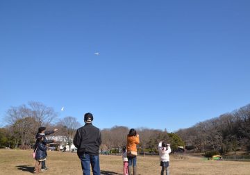 紙飛行機を飛ばそう の画像