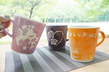 Image of Making ceramic colored mugs!